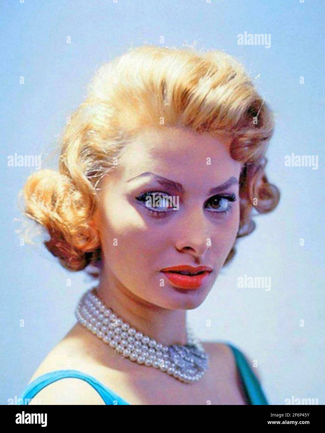 SOPHIA LOREN attrice cinematografica italiana con capelli biondi circa 1954  Foto stock - Alamy