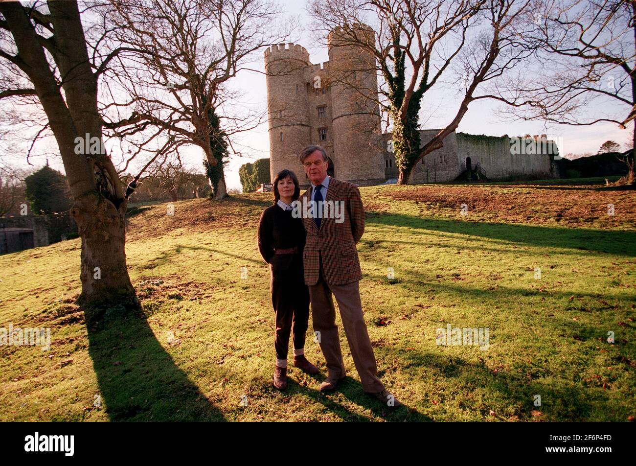 ALAN CLARK CON LA MOGLIE JANE OUTSIDFE SALTDEAN CASTLE HOME. Foto Stock