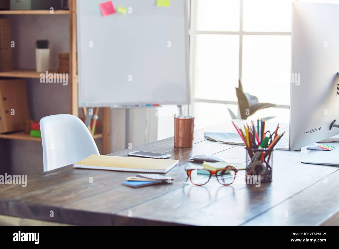 Scrivania creativa di graphic designer in ufficio Foto Stock