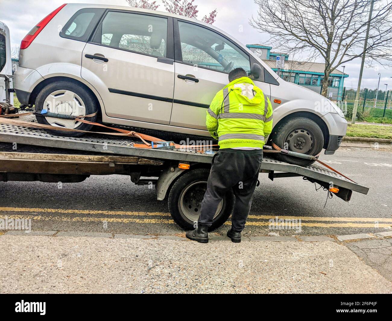Un vecchio Ford Fiesta d'argento, rotto, essendo fissato ad un veicolo di rimozione che è stato venduto per metallo di scarto a Redcorn Ltd, Londra. Foto Stock