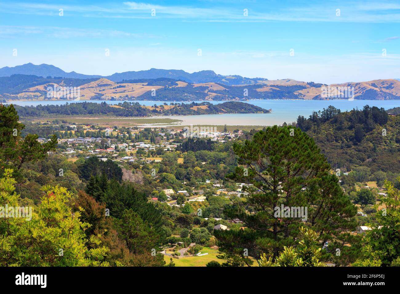 Vista panoramica della piccola cittadina turistica di Coromandel sulla Penisola di Coromandel, Nuova Zelanda Foto Stock