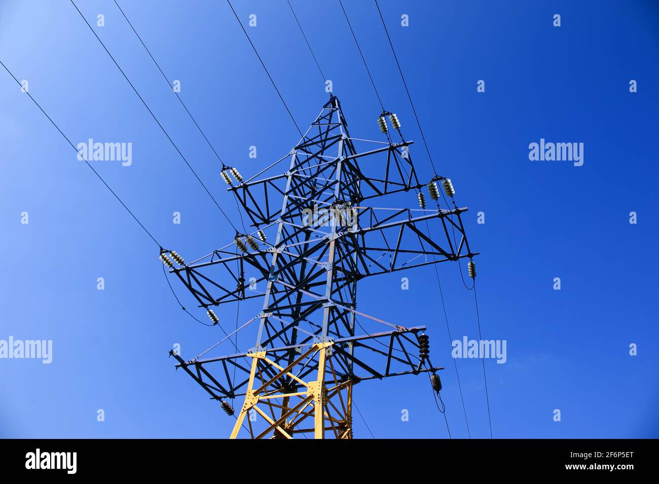 Linee elettriche. Linea di alimentazione ad alta tensione contro il cielo blu. Foto Stock