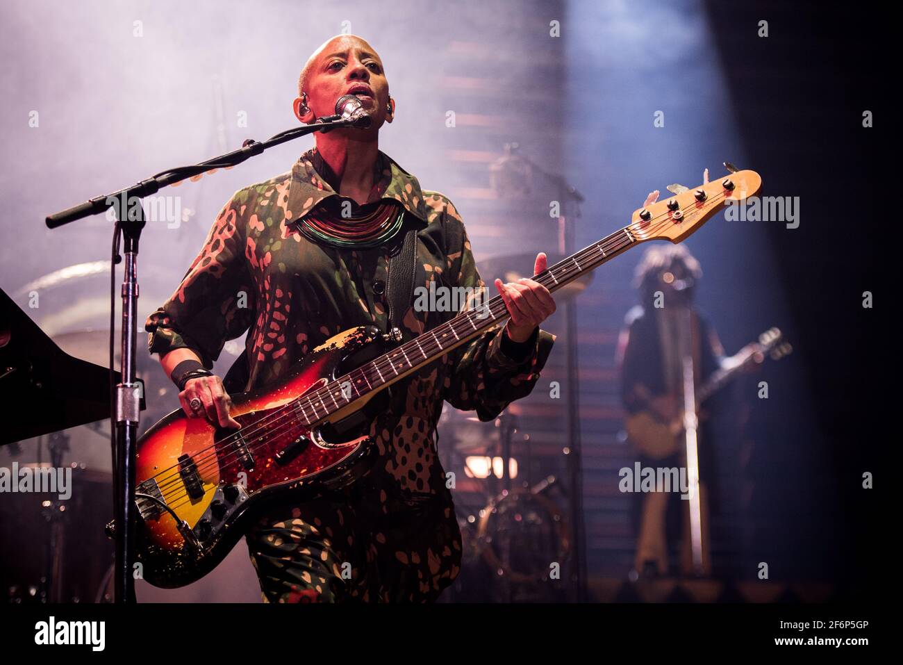 ITALIA, Bologna 2019: Gail Ann Dorsey, bassista in tournée per Lenny Kravitz, che si esibisce in diretta sul palco dell'Unipol Arena, per il tour 2019 "Raise Vibration" Foto Stock