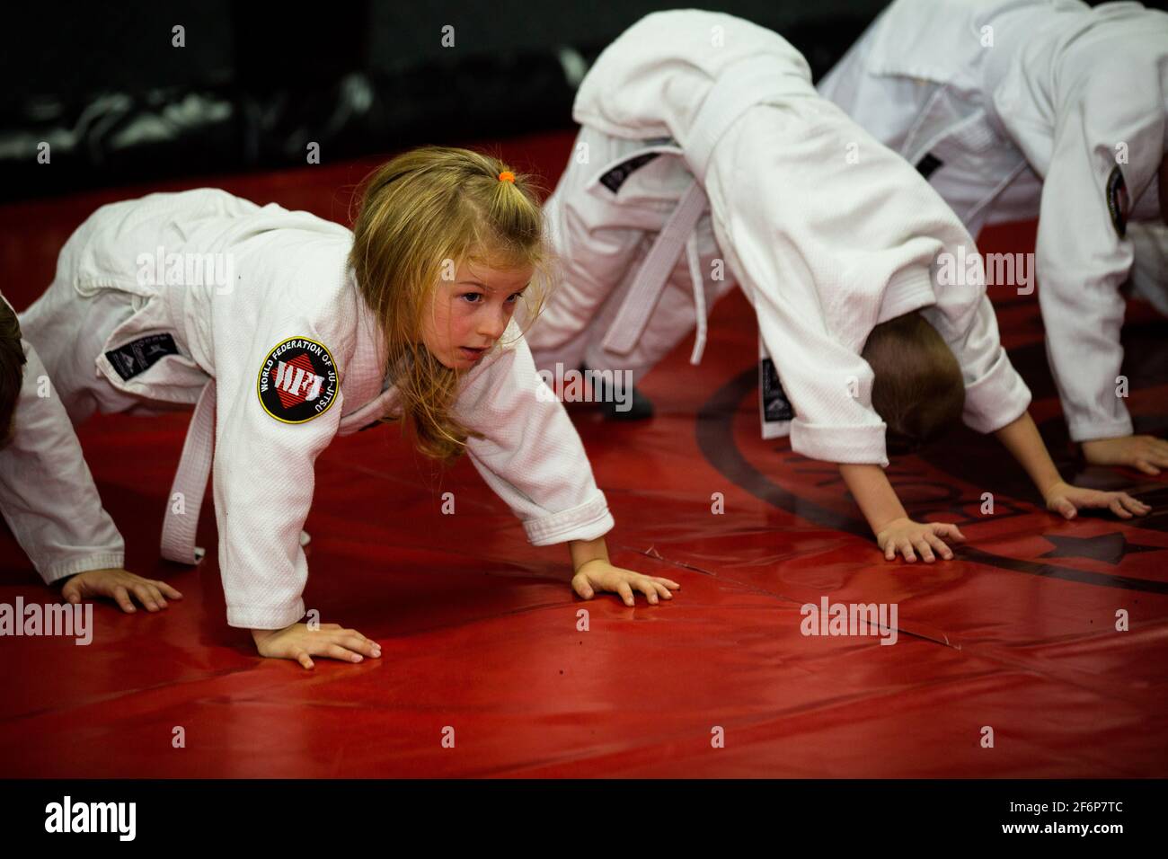 La giovane atleta di 6 anni si è concentrata sull'addestramento di jiu-jitsu ad Ajax Palestra nella città di Dnepropetrovsk (Dnepr/Dnipro) nel sud-est dell'Ucraina Foto Stock