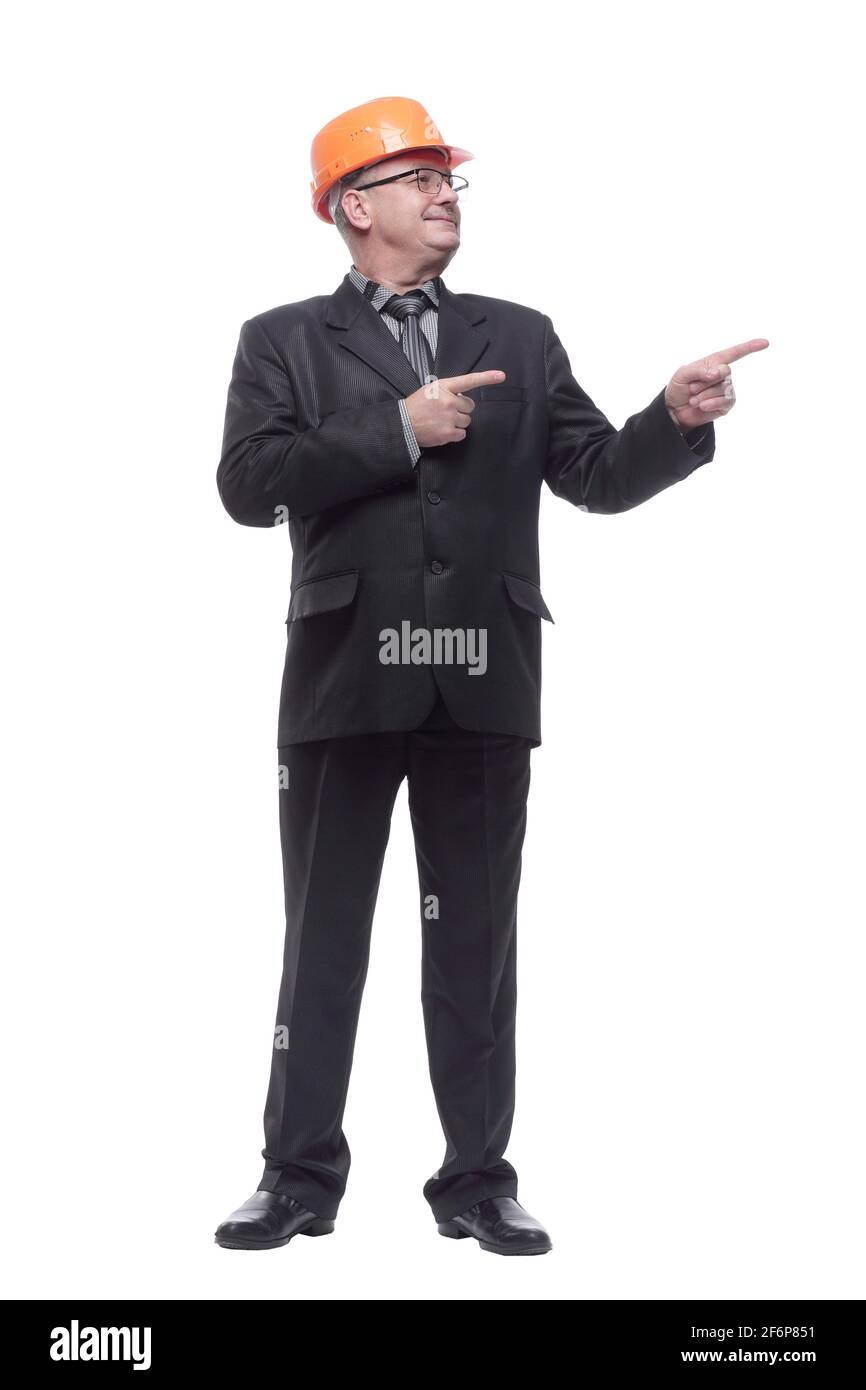 Uomo ingegnere senior che indossa casco su uno sfondo bianco isolato Foto Stock