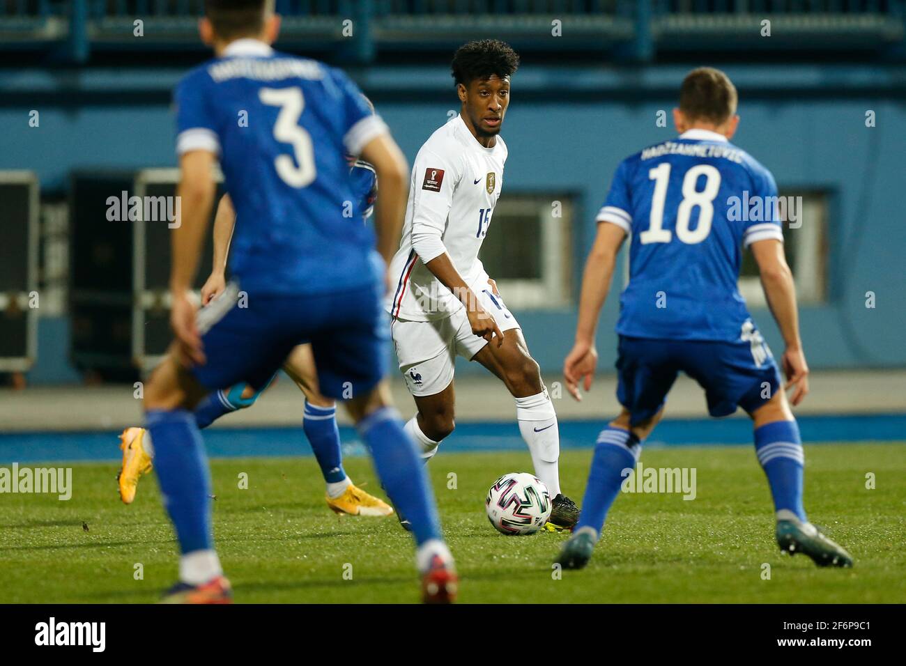 Il giocatore francese Kingsley Coman controlla la palla durante la Coppa del mondo 2022 Partita di calcio di qualificazione del gruppo B tra Bosnia e Francia a. Stadio Grbavica in SA Foto Stock