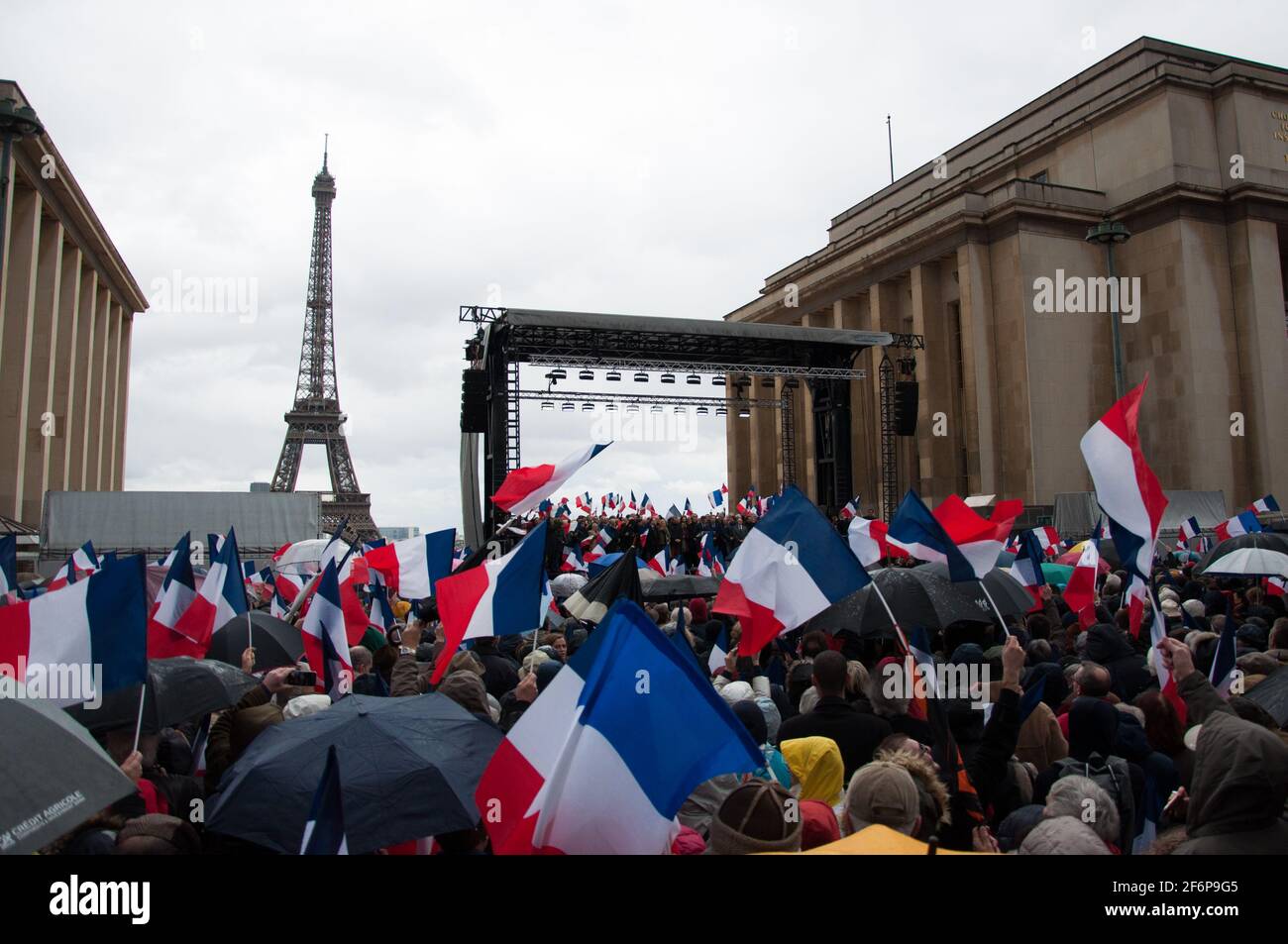 PARIGI, FRANCIA - 5 MARZO 2017 : Rally per sostenere la presidenza francese candidato di destra François Fillon al Trocadero. Foto Stock
