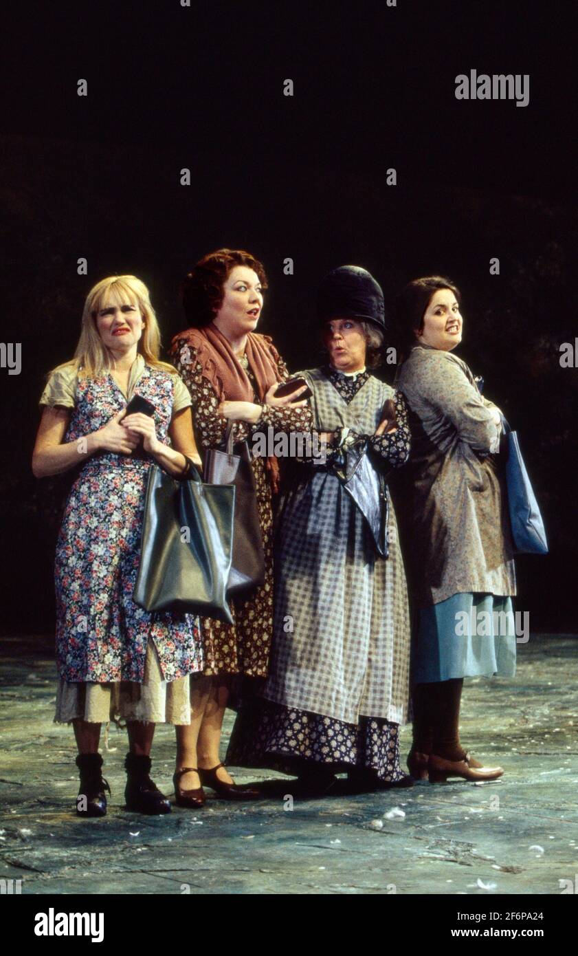 l-r: Sian Rivers, di Botcher, Beth Morris, Ruth Jones in UNDER MILK WOOD di Dylan Thomas al Teatro Olivier, National Theatre (NT), Londra SE1 13/04/1995 musica: Dominic Mullowney design: William Dudley illuminazione: Rick Fisher regista: Roger Michell Foto Stock