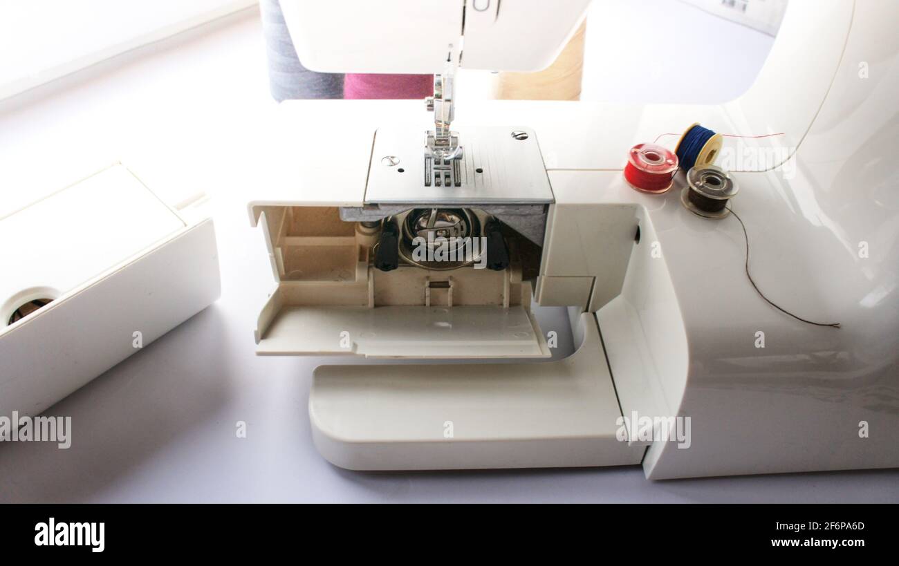 macchina elettrica da cucire con filo e bobina Foto Stock