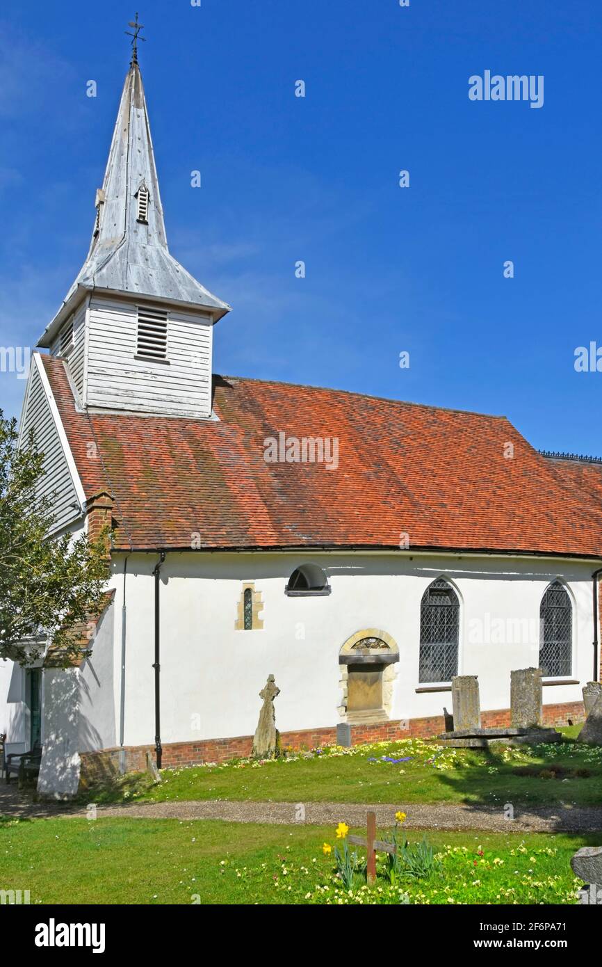 Storico 12 ° secolo antico medievale di grado II elencati parrocchia di Lambourne chiesa costruzione cimitero campana torretta e piombo coperto spire abridge Essex UK Foto Stock