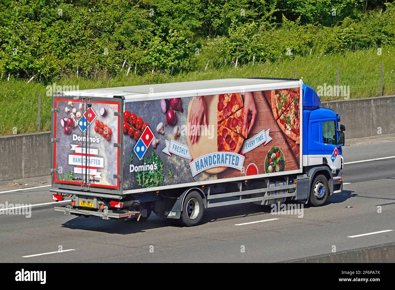 Dominos Pizza business food store supply chain consegna camion camion Trasporto su autostrada UK con marchio pubblicitario sul lato e vista posteriore Foto Stock