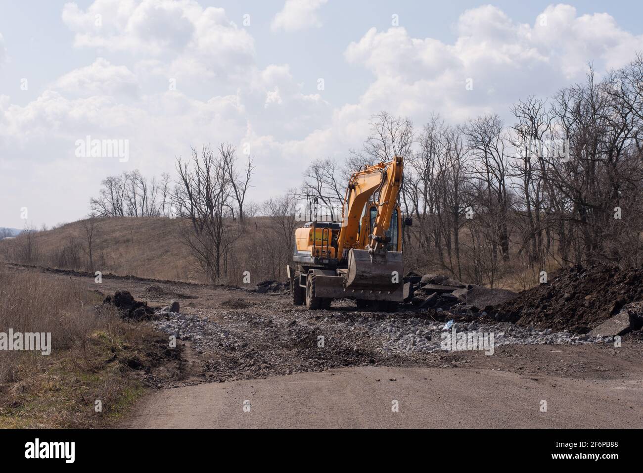 Escavatore in costruzione fuori città Foto Stock