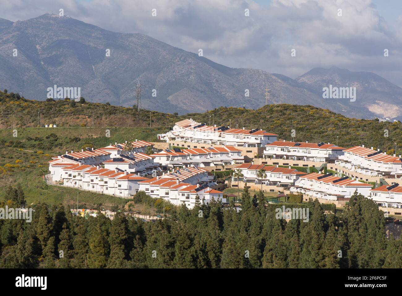 Nuovo sviluppo di proprietà nell'entroterra, case cittadine Costa del Sol, Spagna. Foto Stock