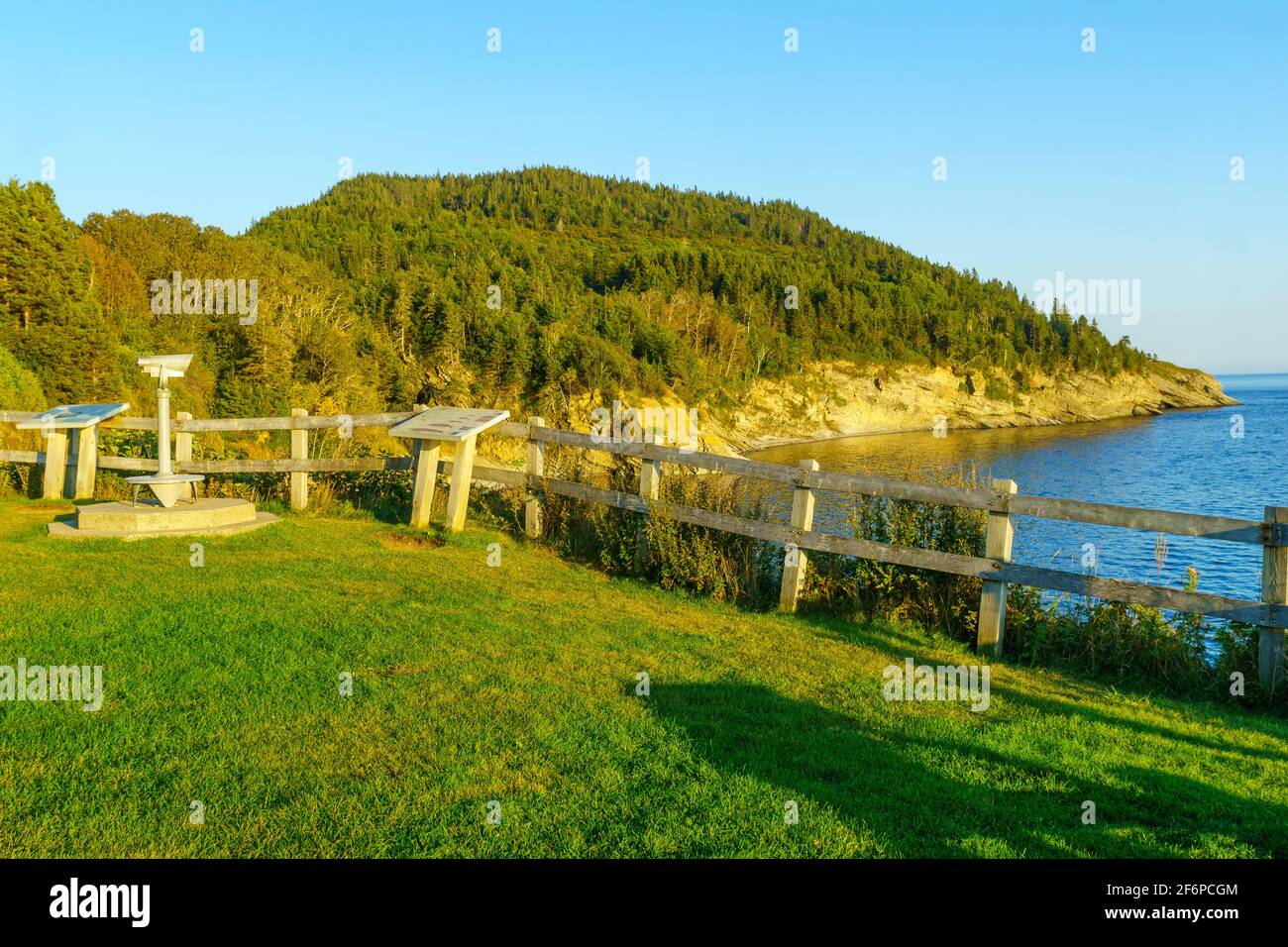 Paesaggio di riva e oceano nel settore sud del Forillon National Park, Gaspe Peninsula, Quebec, Canada Foto Stock