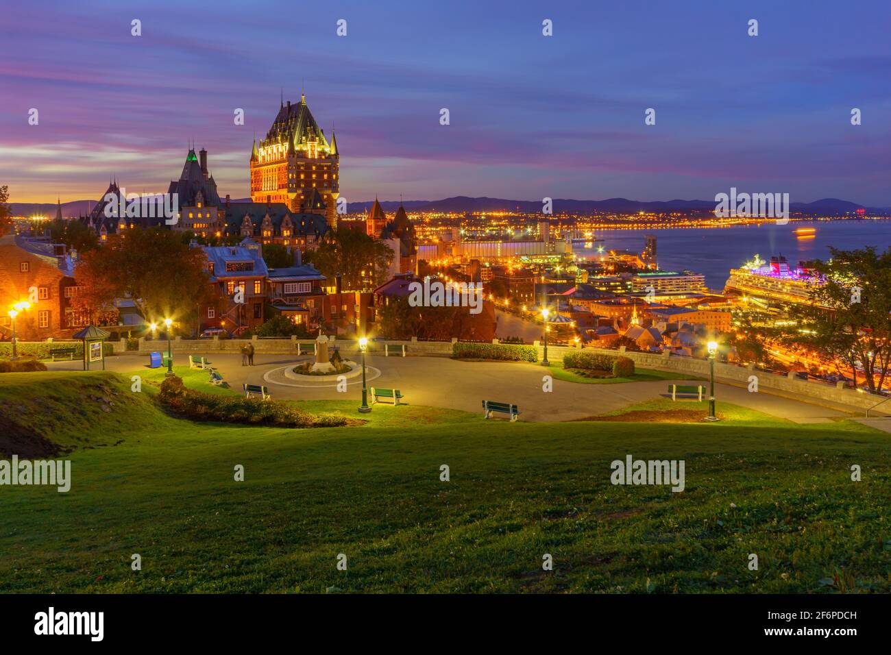 Vista al tramonto della città vecchia e il fiume San Lorenzo dalla cittadella, Quebec City, Quebec, Canada Foto Stock