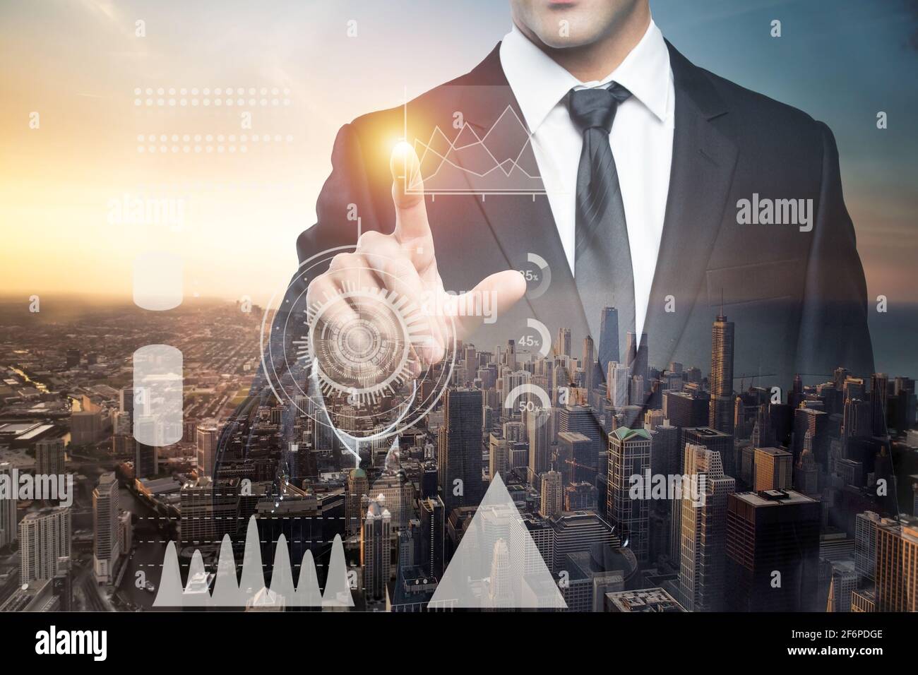 Concetto aziendale. Sviluppo aziendale fino al concetto di successo e crescita. Uomo d'affari che punta al grafico statistico. Piano di crescita aziendale futura Foto Stock