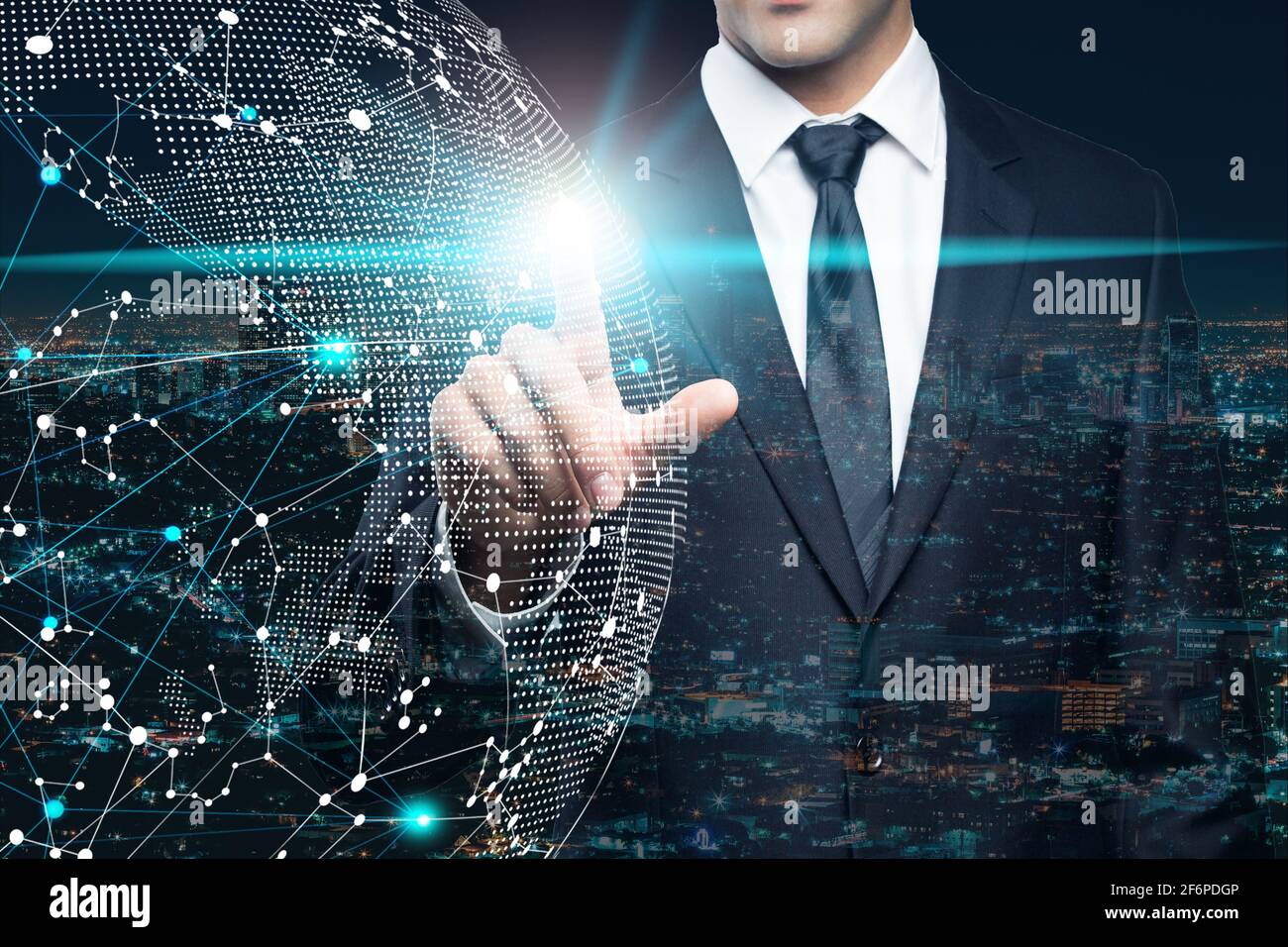 Uomo d'affari che punta su interfaccia futuristica. Innovazione tecnologia Internet e business concept. Background tecnologico astratto. Foto Stock