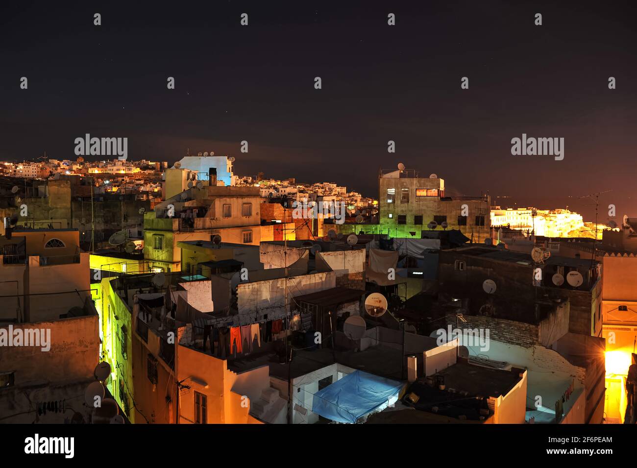 Vista su Tangeri skyline notturno, Marocco Foto Stock