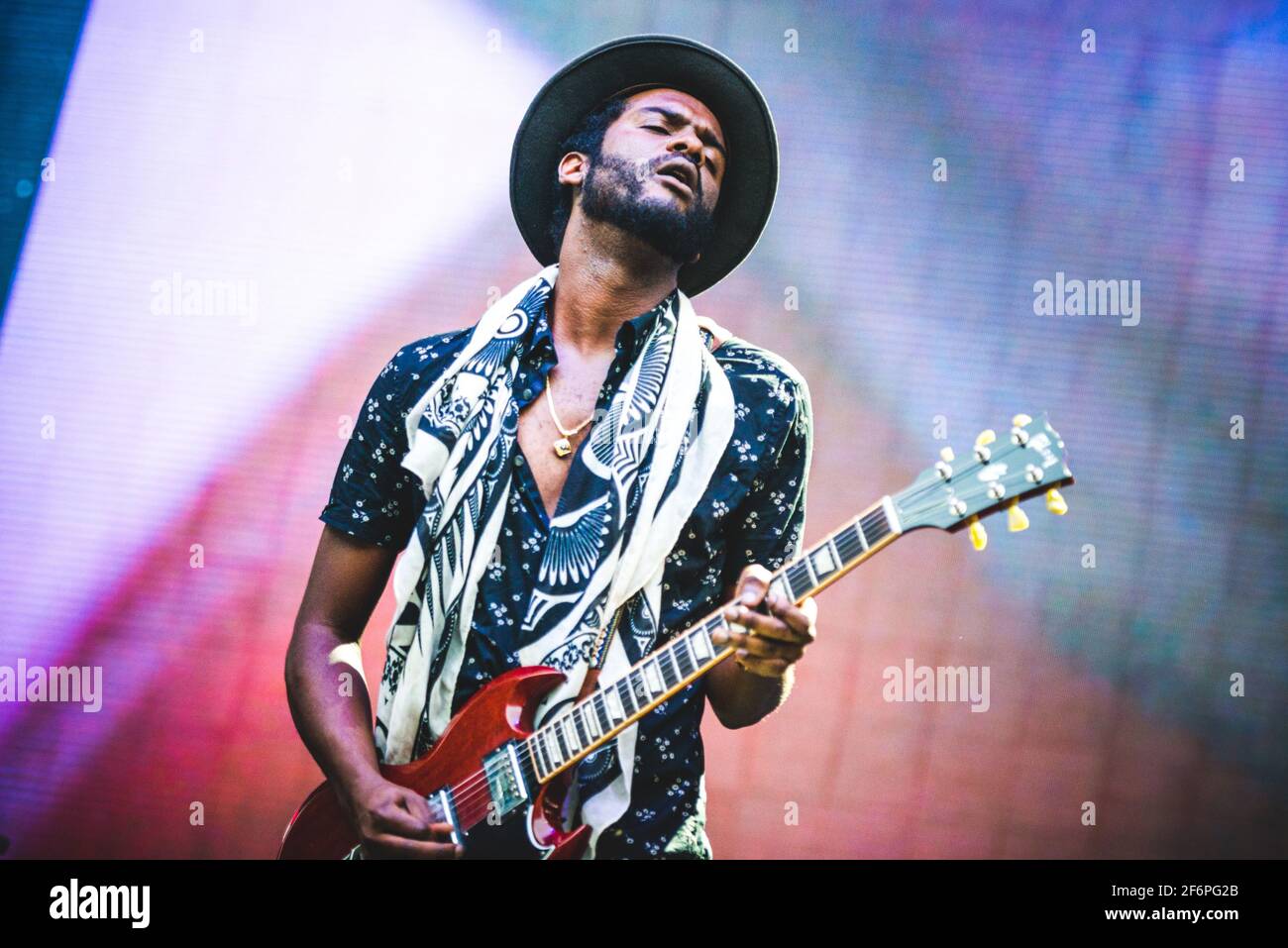 ITALIA, LUCCA 2015: Il cantante, cantautore e musicista americano Gary Clark Jr si esibisce dal vivo sul palco, in apertura per Lenny Kravitz, al Lucca Summer Festival Foto Stock