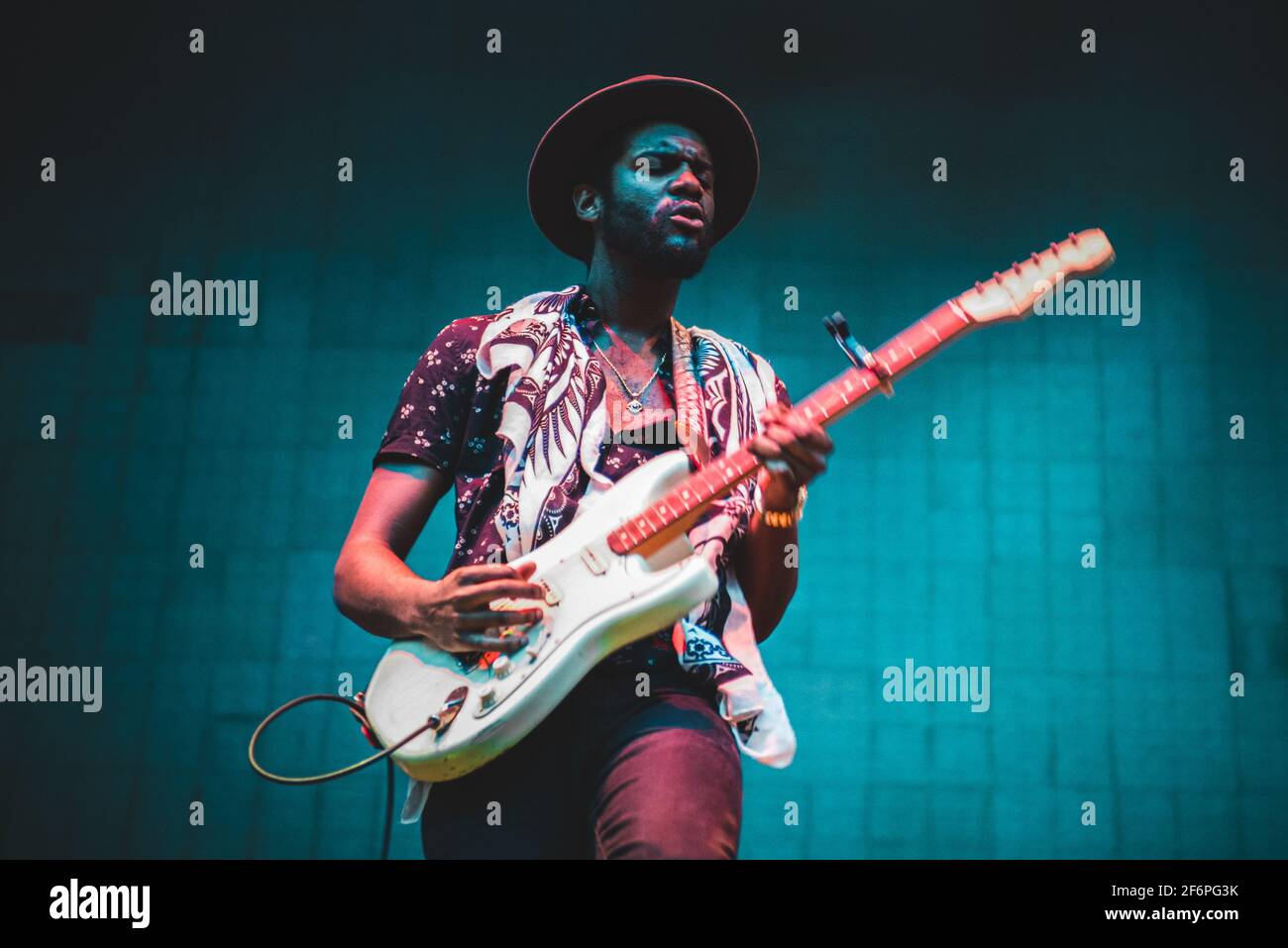 ITALIA, LUCCA 2015: Il cantante, cantautore e musicista americano Gary Clark Jr si esibisce dal vivo sul palco, in apertura per Lenny Kravitz, al Lucca Summer Festival Foto Stock