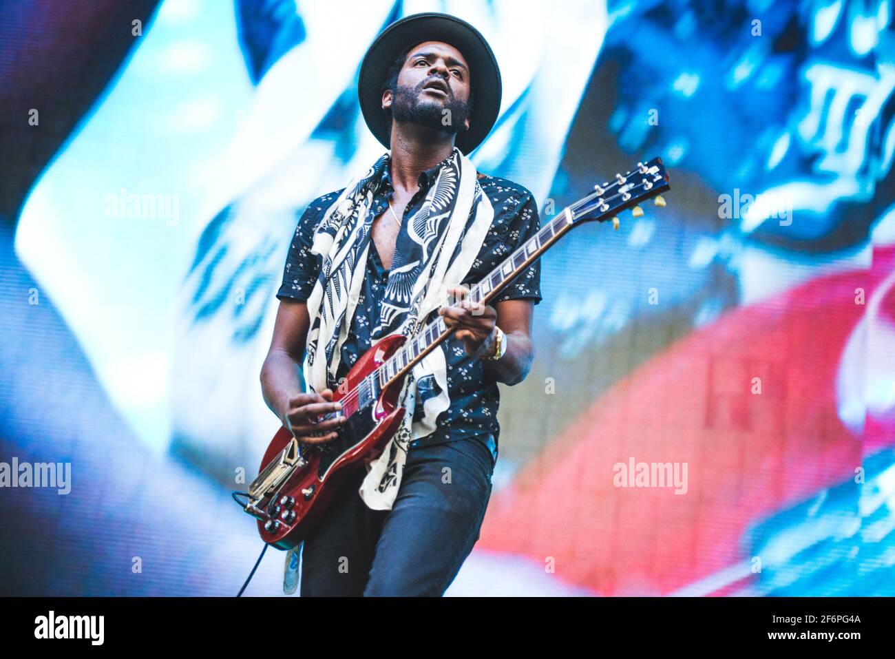 ITALIA, LUCCA 2015: Il cantante, cantautore e musicista americano Gary Clark Jr si esibisce dal vivo sul palco, in apertura per Lenny Kravitz, al Lucca Summer Festival Foto Stock
