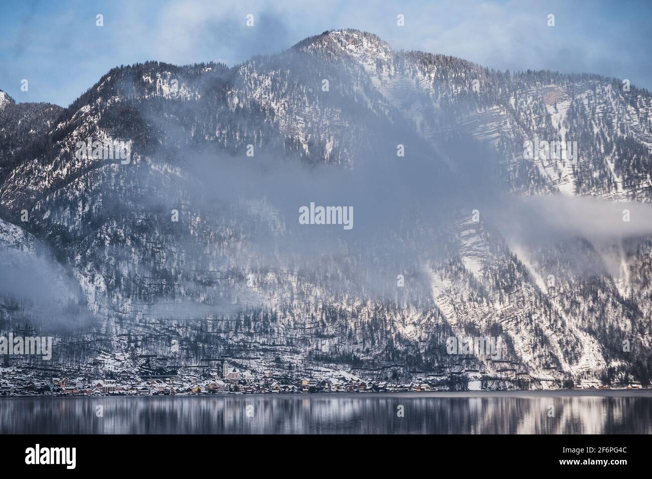 Plassen montagna e Cityskape di Hallstatt in inverno sul lago Hallstatt o Hallstatter vedere nel Salzkammergut, alta Austria, con neve coperta Terra Foto Stock