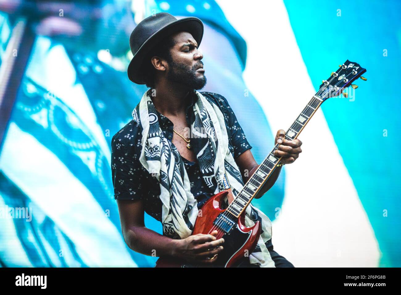 ITALIA, LUCCA 2015: Il cantante, cantautore e musicista americano Gary Clark Jr si esibisce dal vivo sul palco, in apertura per Lenny Kravitz, al Lucca Summer Festival Foto Stock