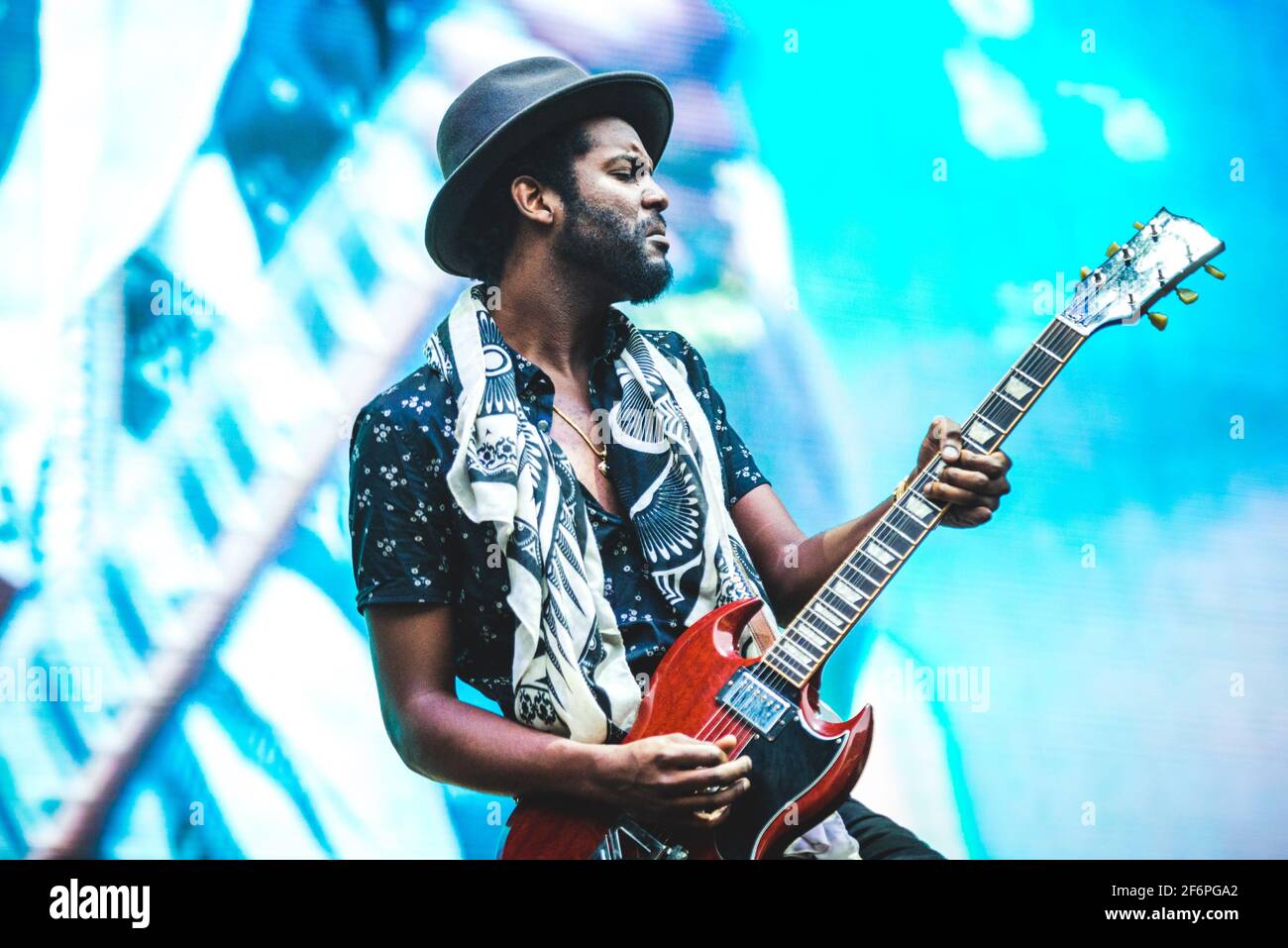 ITALIA, LUCCA 2015: Il cantante, cantautore e musicista americano Gary Clark Jr si esibisce dal vivo sul palco, in apertura per Lenny Kravitz, al Lucca Summer Festival Foto Stock