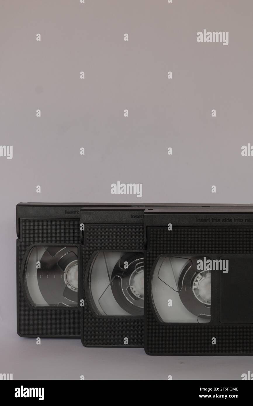 Tre nastri video VHS, cassetta, isolati su sfondo bianco. Vintage, retro Concept con nastri utilizzati in passato per riprodurre e registrare film e filmati Foto Stock
