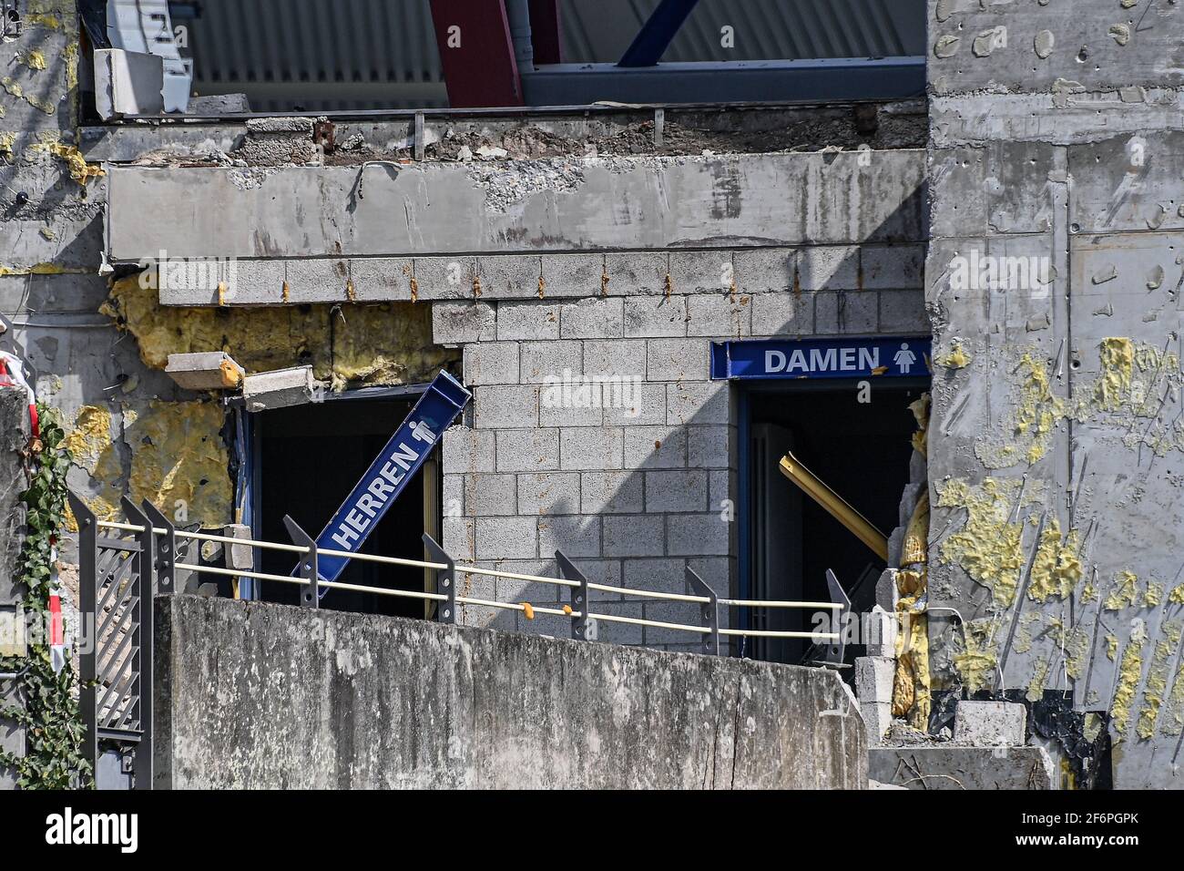 Karlsruhe, Germania. 02 aprile 2021. Lavori di costruzione nel Wildpark Stadium. Il vecchio cavalletto principale è in fase di smontaggio e monitoraggio. Sono visibili solo le parti. Vista del bagno/WC dell'Haaupttribuene GES/Football/2. Bundesliga: Allenamento Karlsruher SC, 2 aprile 2021 Calcio: 2° Bundesliga tedesca: Pratica; allenamento Karlsruhe Sport Club, Karlsruhe, 2 aprile 2021 | utilizzo in tutto il mondo Credit: dpa/Alamy Live News Foto Stock