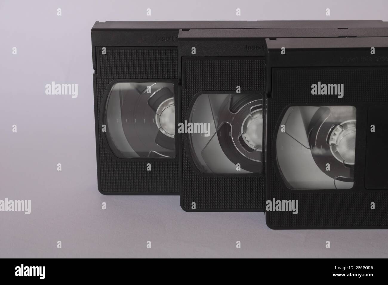 Tre nastri video VHS, cassetta, isolati su sfondo bianco. Vintage, retro Concept con nastri utilizzati in passato per riprodurre e registrare film e filmati Foto Stock