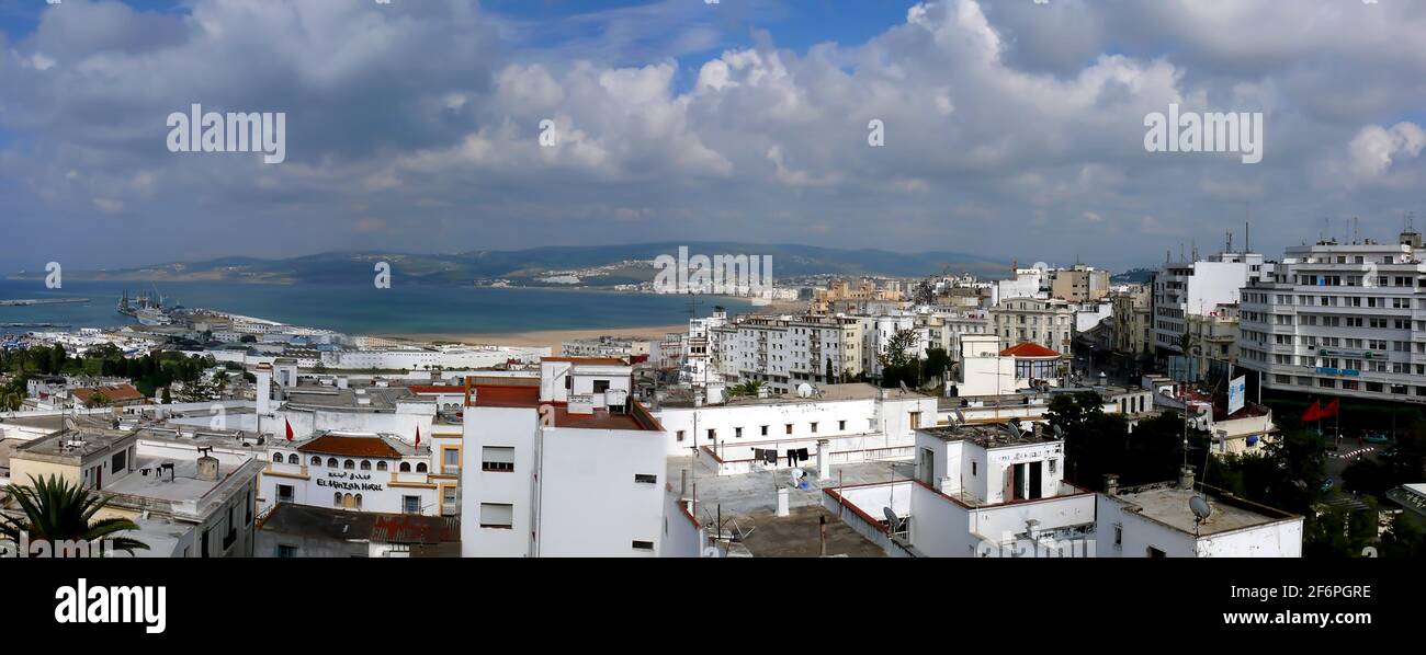 Tangeri city beach a Tangeri, Marocco. Tangeri è un importante città nel nord del Marocco. Tangeri situato sulla costa Nord Africana presso la Western entranc Foto Stock