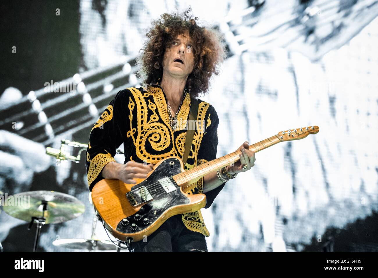 ITALIA, LUCCA 2015: Craig David Ross, chitarrista touring per Lenny Kravitz, in diretta sul palco del Lucca Summer Festival, per il tour "Strut" 2015 Foto Stock