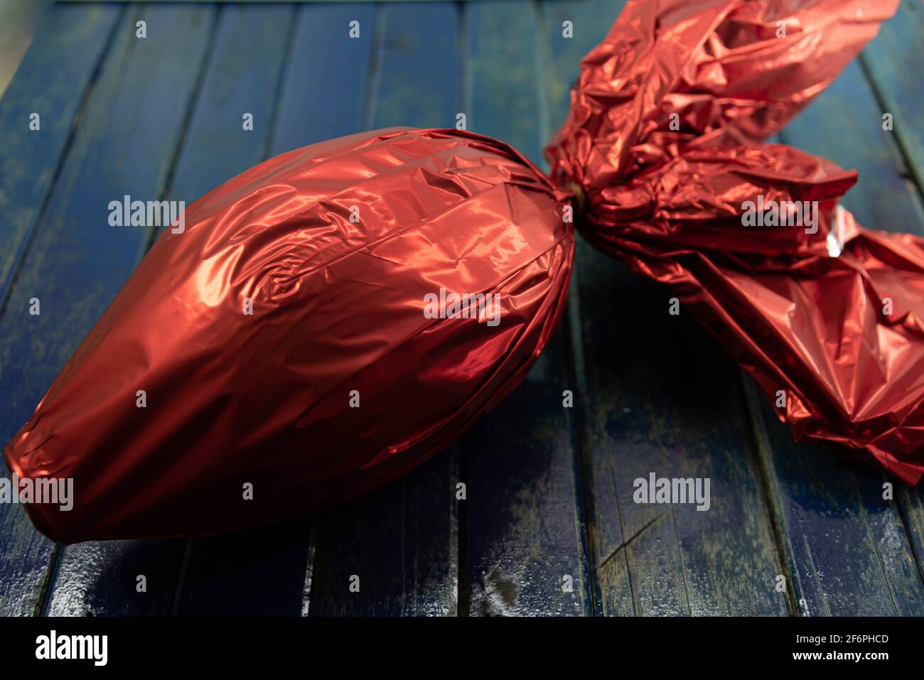Uovo di cioccolato confezionato in regalo il giorno di Pasqua. Festa cristiana. Caramelle e malizia. Uovo di Pasqua. Regalo per bambini e adulti. Regali di coniglietto nel Chris Foto Stock