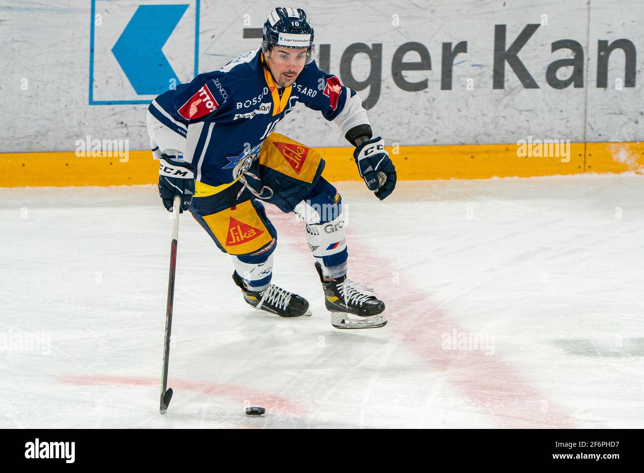 Jerome Bachofner n. 10 (EV Zug) durante la partita di hockey su ghiaccio della National League Regular Season tra EV Zug e HC Davos il 30 marzo 2021 nella Bossard Arena di Zug. (Uscita Svizzera/Croazia) Credit: SPP Sport Press Photo. /Alamy Live News Foto Stock