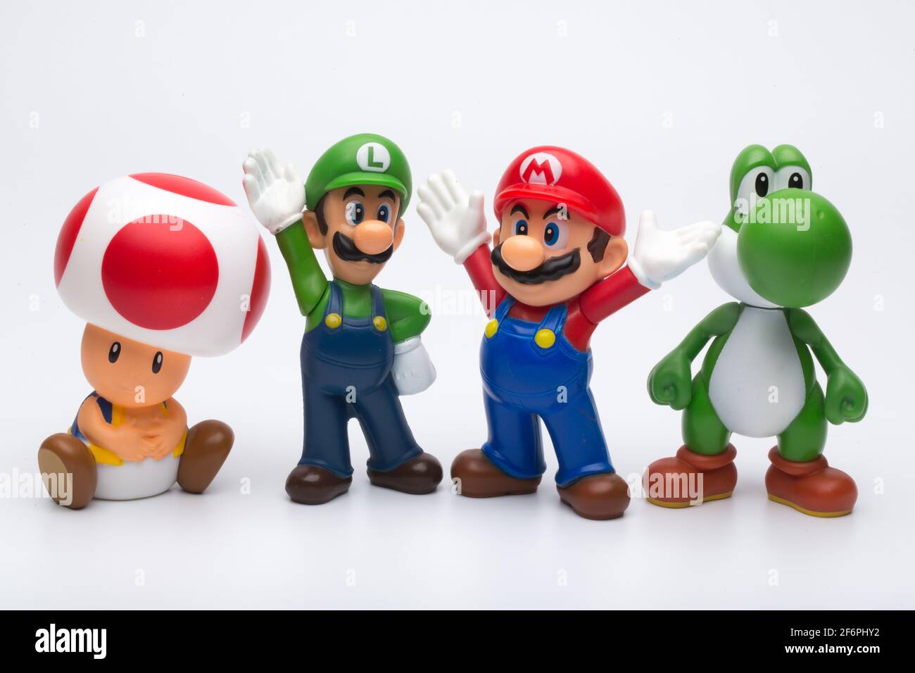 Mosca, Russia - 06 aprile 2021: Le figure di plastica di Mario, Luigi, Yoshi e Toad da Nintendo video gioco isolato su sfondo bianco. Foto Stock