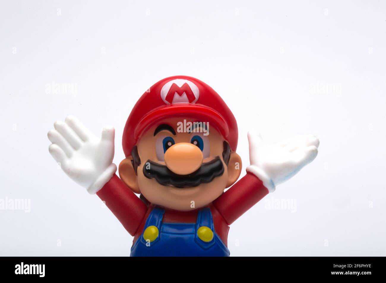 Mosca, Russia - 06 aprile 2021: Personaggio di plastica di Mario da Nintendo video game isolato su sfondo bianco. Foto Stock