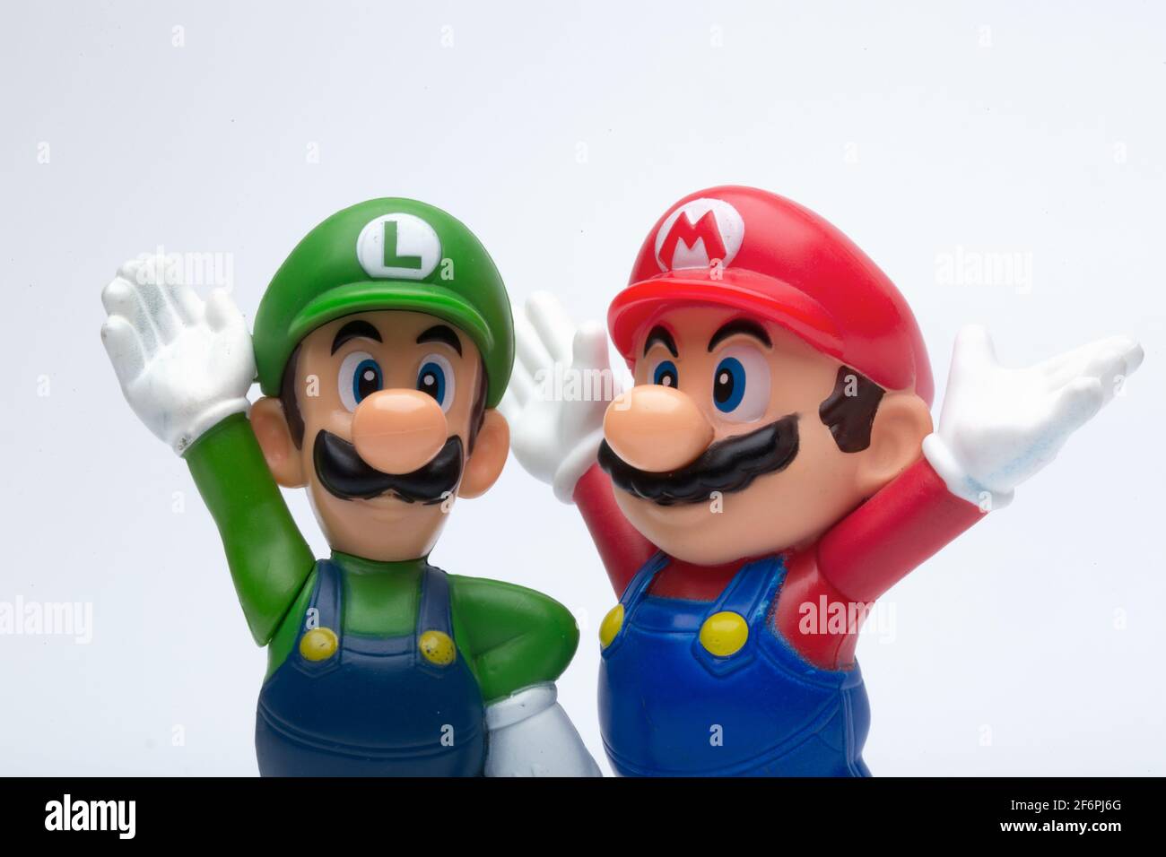 Mosca, Russia - 06 aprile 2021: Figure di plastica di Mario e Luigi da Nintendo videogioco isolato su sfondo bianco. Foto Stock