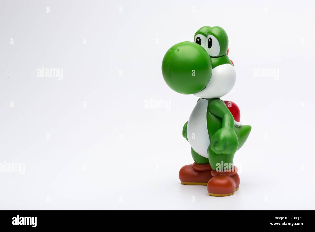 Mosca, Russia - 06 aprile 2021: Figura di plastica di Yoshi da Nintendo videogioco isolato su sfondo bianco. Foto Stock