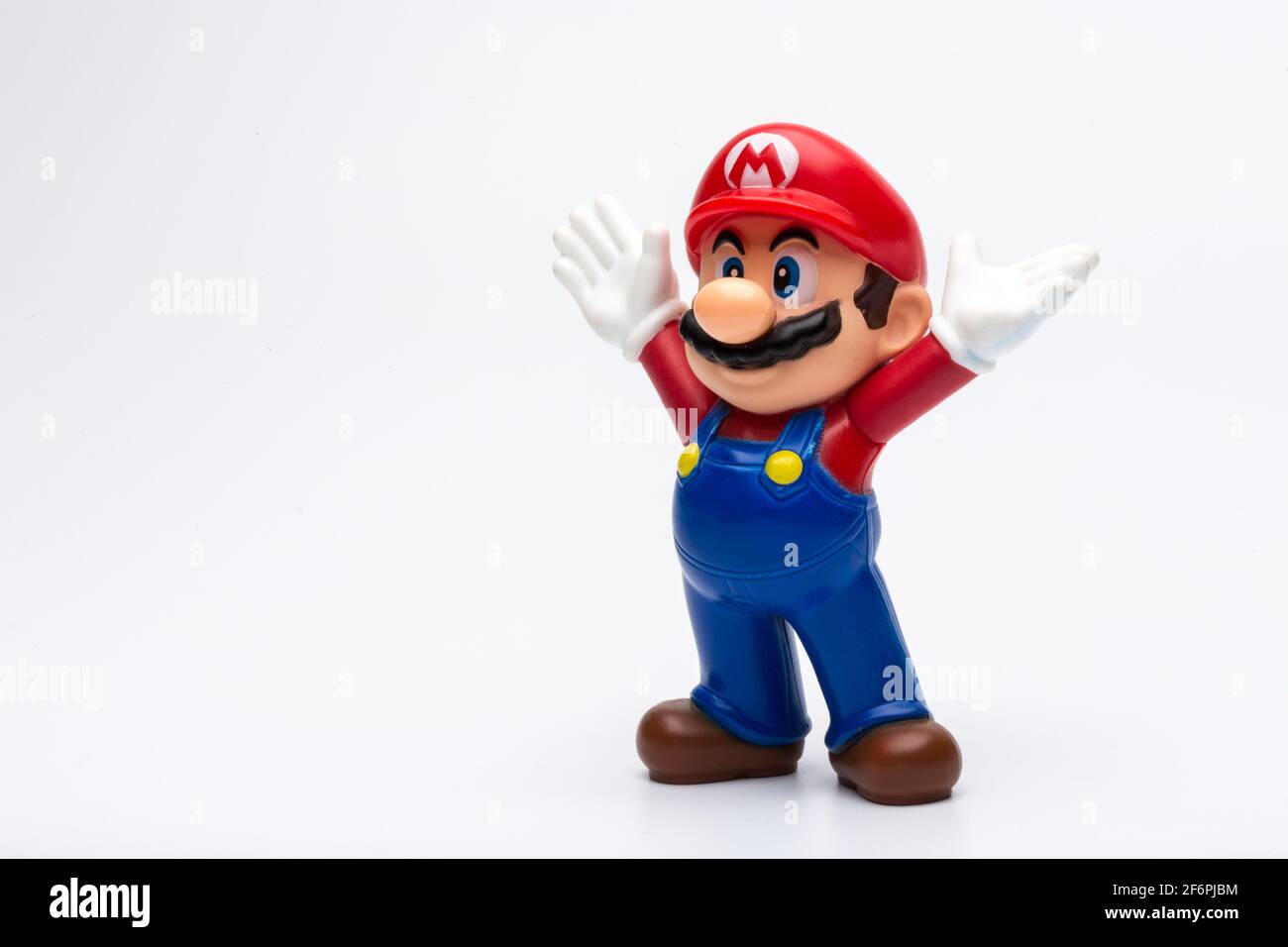 Mosca, Russia - 06 aprile 2021: Personaggio di plastica di Mario da Nintendo video game isolato su sfondo bianco. Foto Stock