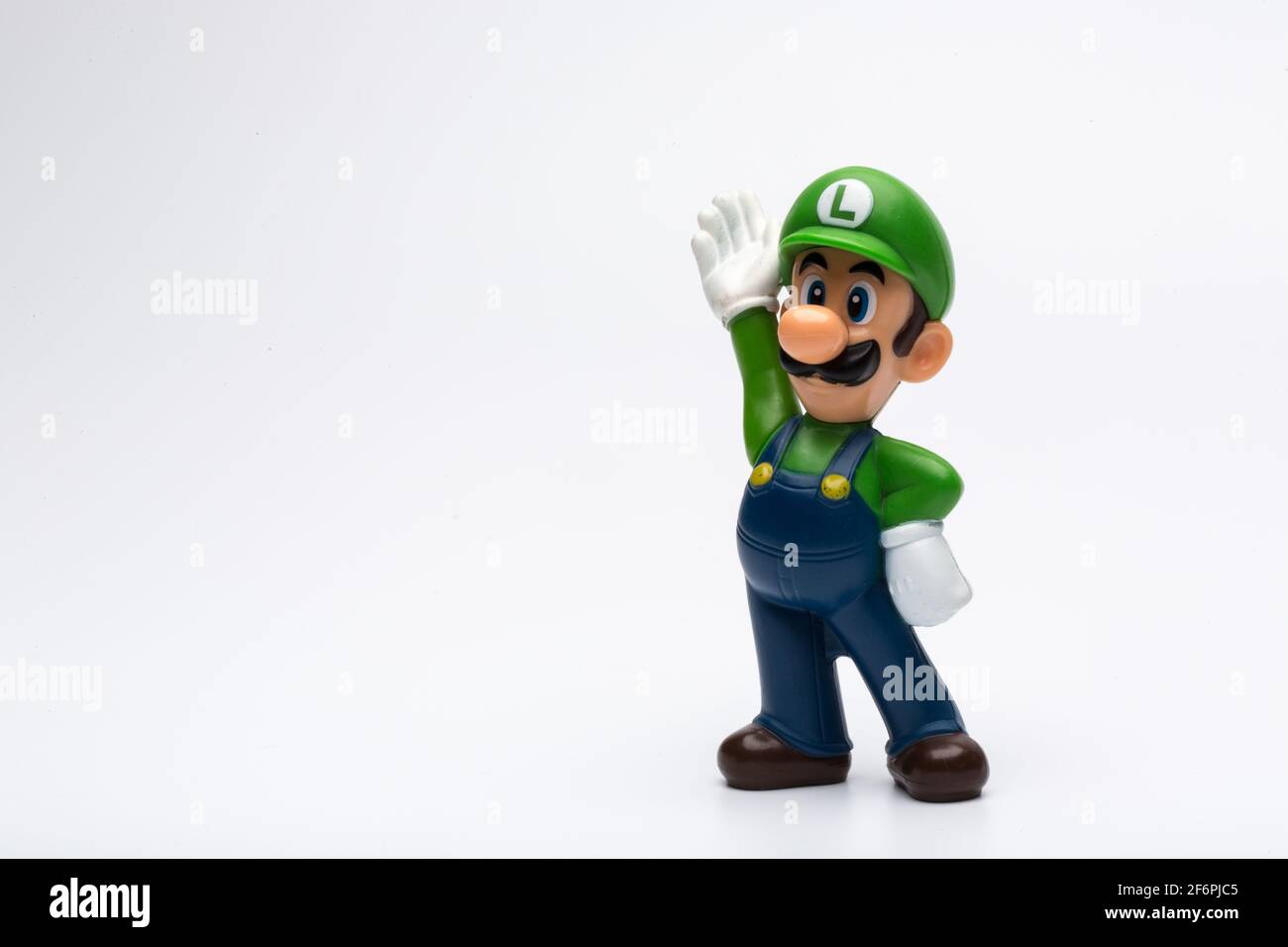 Mosca, Russia - 06 aprile 2021: Personaggio di plastica di Luigi da Nintendo video game isolato su sfondo bianco. Foto Stock