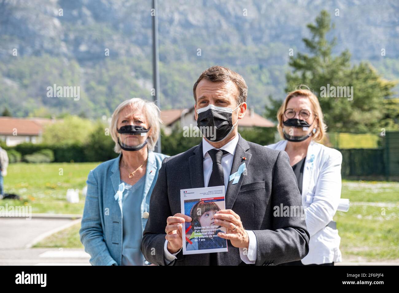 Saint-Egreve, Francia. 2 Aprile 2021. Il presidente francese Emmanuel Macron visita l'unità per i disturbi dello spettro dell'autismo (ASD) all'ospedale Alpes-Isere di Saint-Egreve in occasione della Giornata mondiale della consapevolezza dell'autismo il 2 aprile 2021. Foto di KONRAD K./Pool/ABACAPRESS.COM Credit: Abaca Press/Alamy Live News Foto Stock