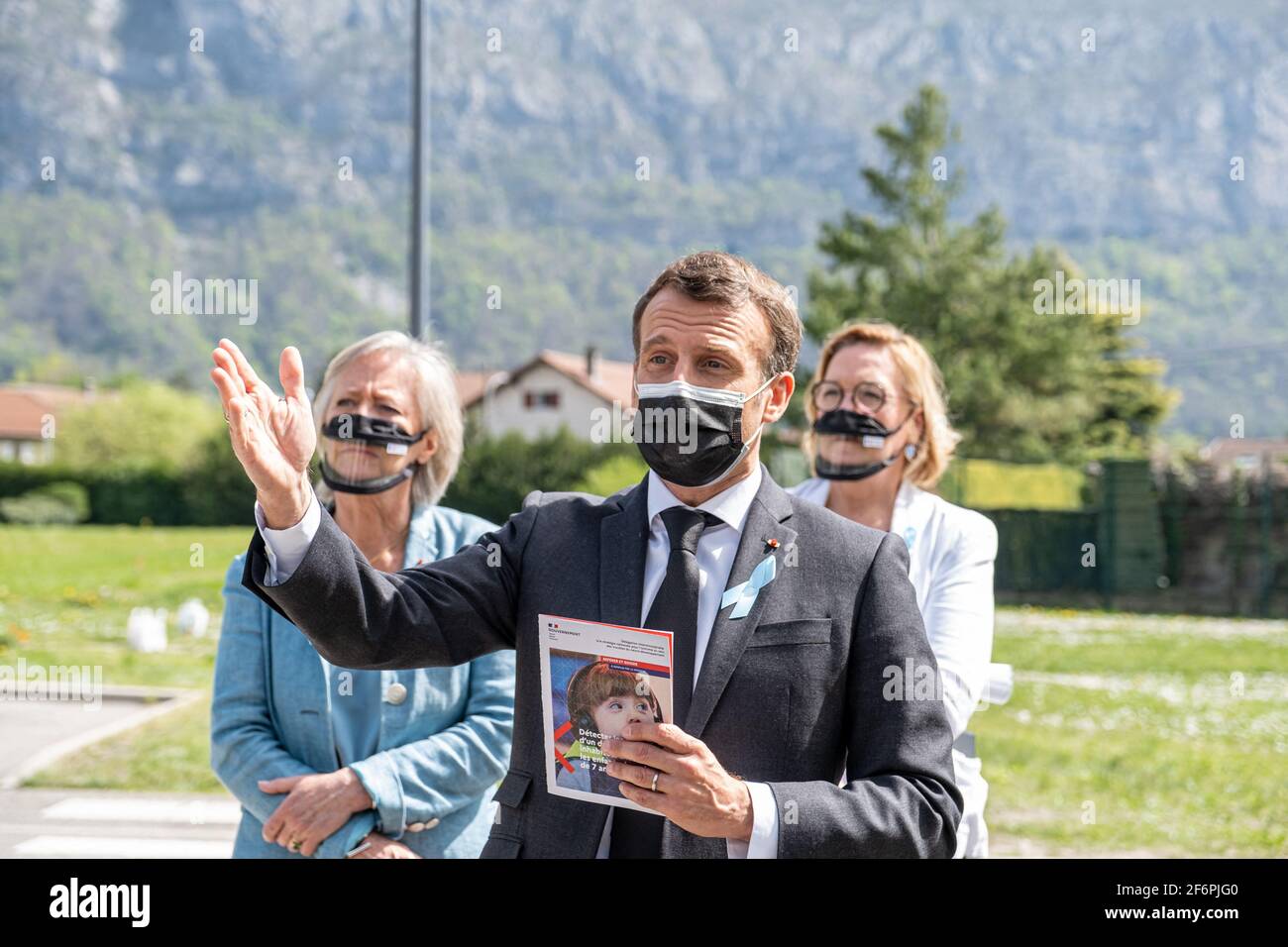 Saint-Egreve, Francia. 2 Aprile 2021. Il presidente francese Emmanuel Macron visita l'unità per i disturbi dello spettro dell'autismo (ASD) all'ospedale Alpes-Isere di Saint-Egreve in occasione della Giornata mondiale della consapevolezza dell'autismo il 2 aprile 2021. Foto di KONRAD K./Pool/ABACAPRESS.COM Credit: Abaca Press/Alamy Live News Foto Stock