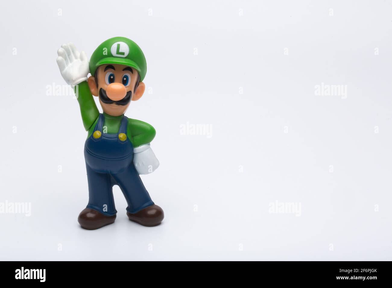 Mosca, Russia - 06 aprile 2021: Personaggio di plastica di Luigi da Nintendo video game isolato su sfondo bianco. Foto Stock