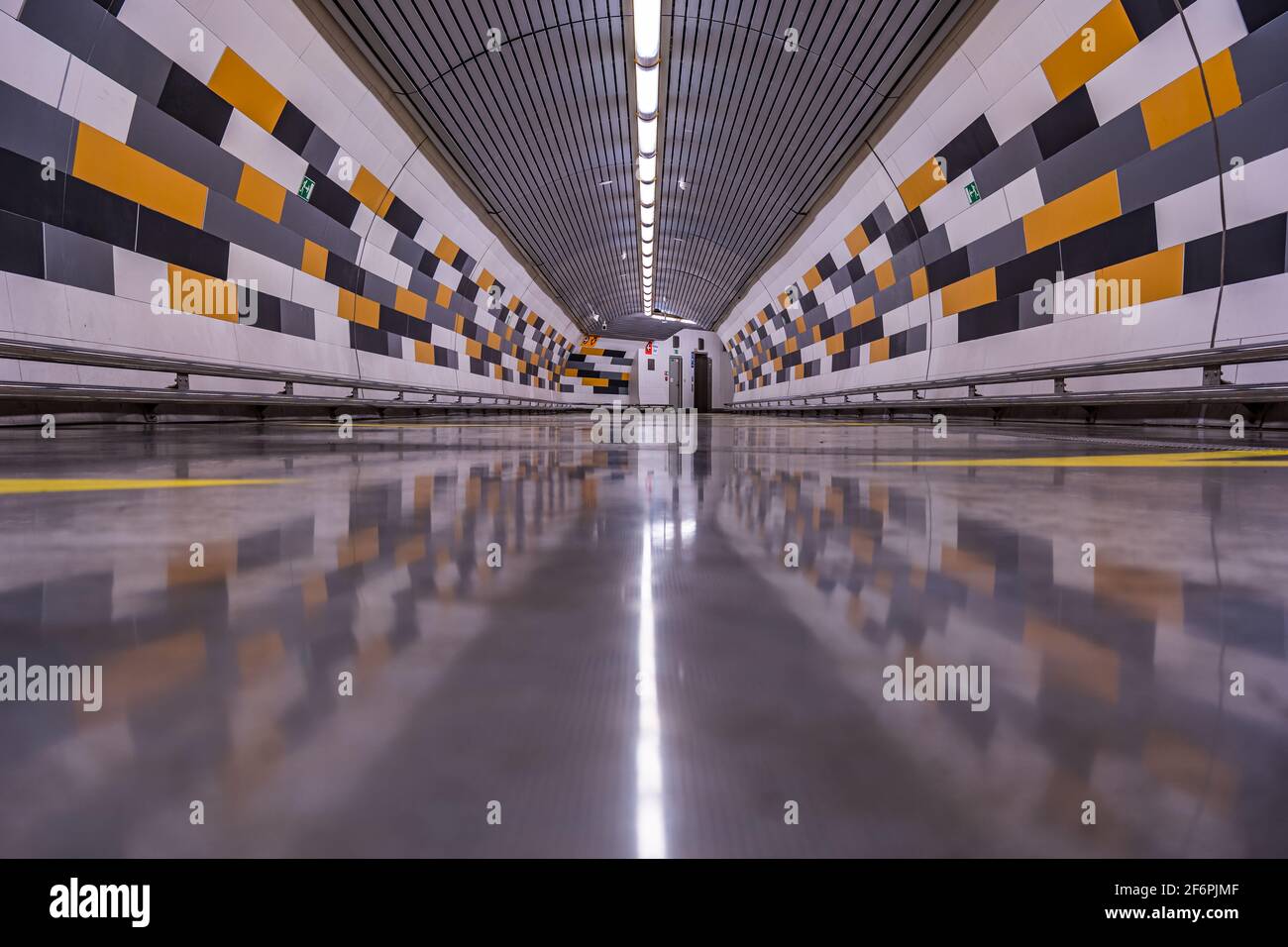 Corridoio nella stazione della metropolitana Anděl nel quartiere di Smichov, città di Praga, Repubblica Ceca Foto Stock