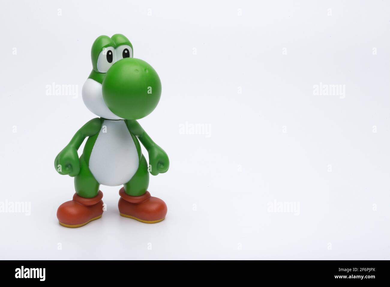 Mosca, Russia - 06 aprile 2021: Figura di plastica di Yoshi da Nintendo videogioco isolato su sfondo bianco. Foto Stock