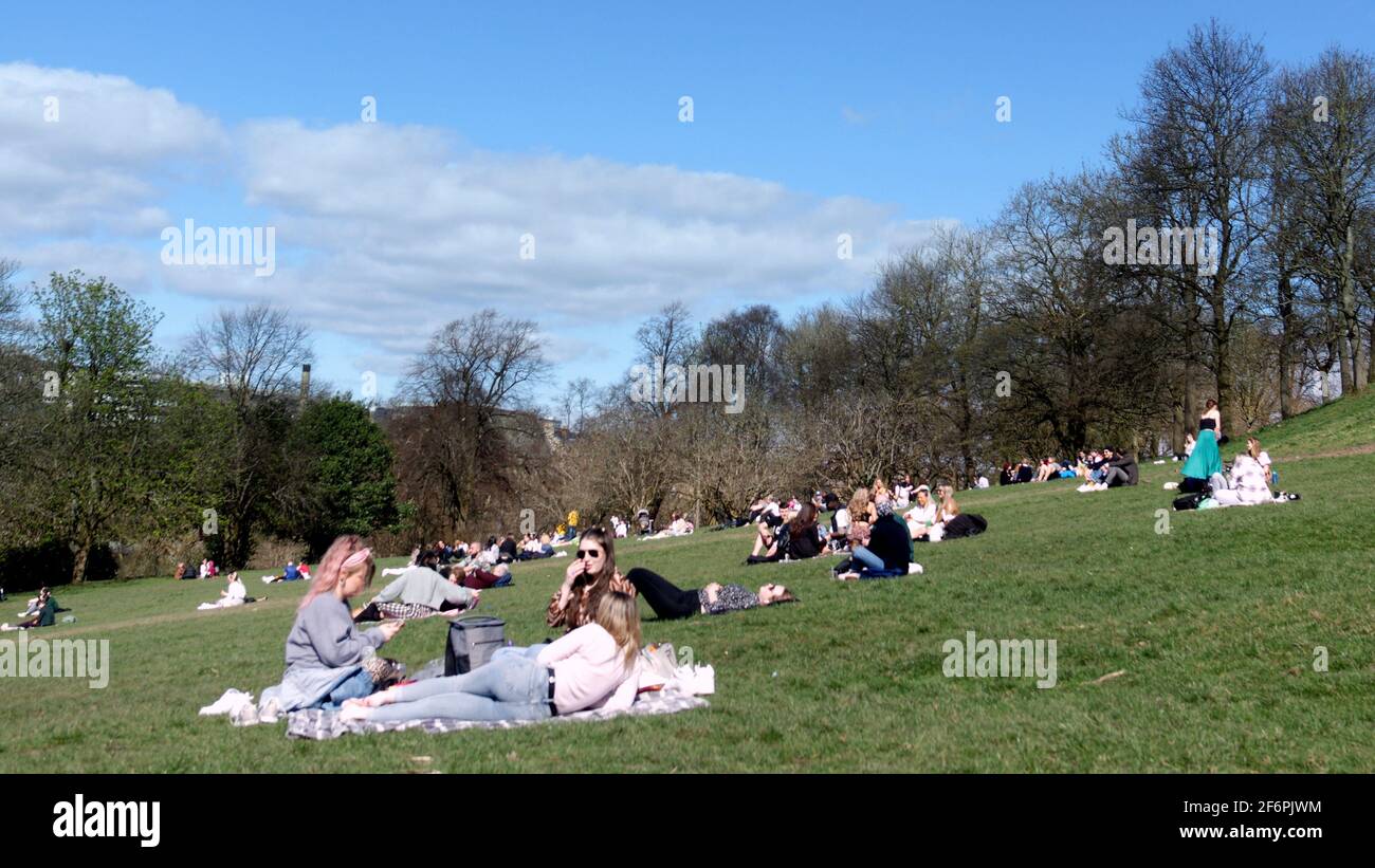 Glasgow, Scozia, Regno Unito .2 aprile 2021. Regno Unito Meteo: Il tempo primaverile e l'allentamento del blocco hanno visto la gente del posto dirigersi al parco di kelvingrove, esso stesso soggetto delle nuove restrizioni di alcool con la polizia che controlla per booze agli ingressi mentre la folla ha goduto la nuova libertà trovata nel sole. Credit: Gerard Ferry/Alamy Live News Foto Stock