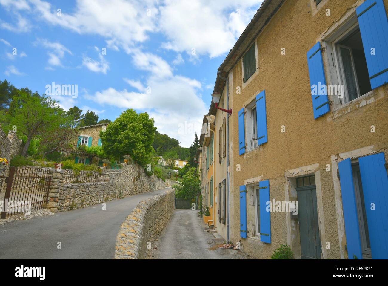 Paesaggio rurale con architettura in stile Provençal nel pittoresco villaggio di Fontaine-de-Vaucluse, Provenza-Alpi-Côte Azzurra, Francia. Foto Stock