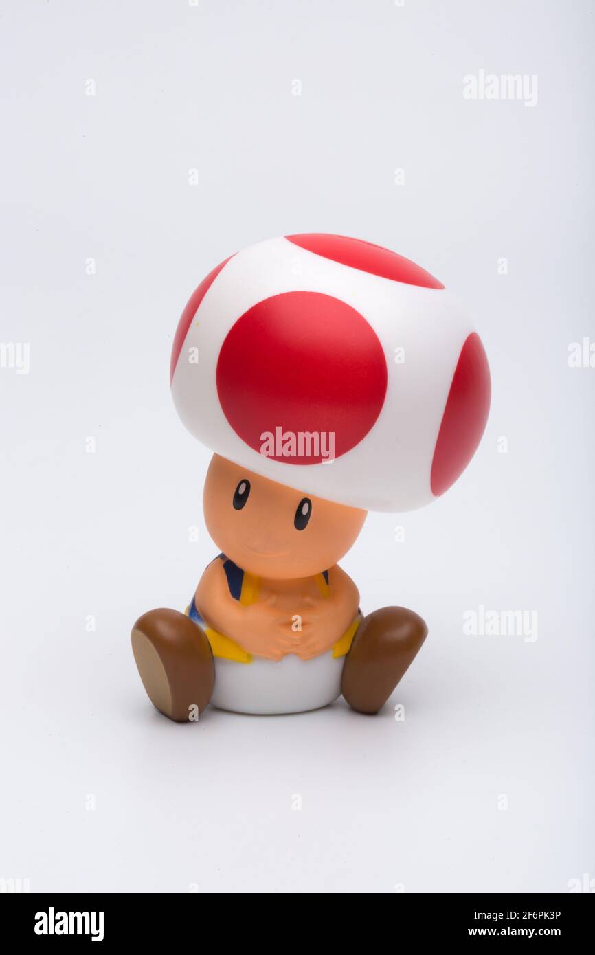 Mosca, Russia - 06 aprile 2021: Personaggio di plastica di Toad dal videogioco Nintendo isolato su sfondo bianco. Foto Stock