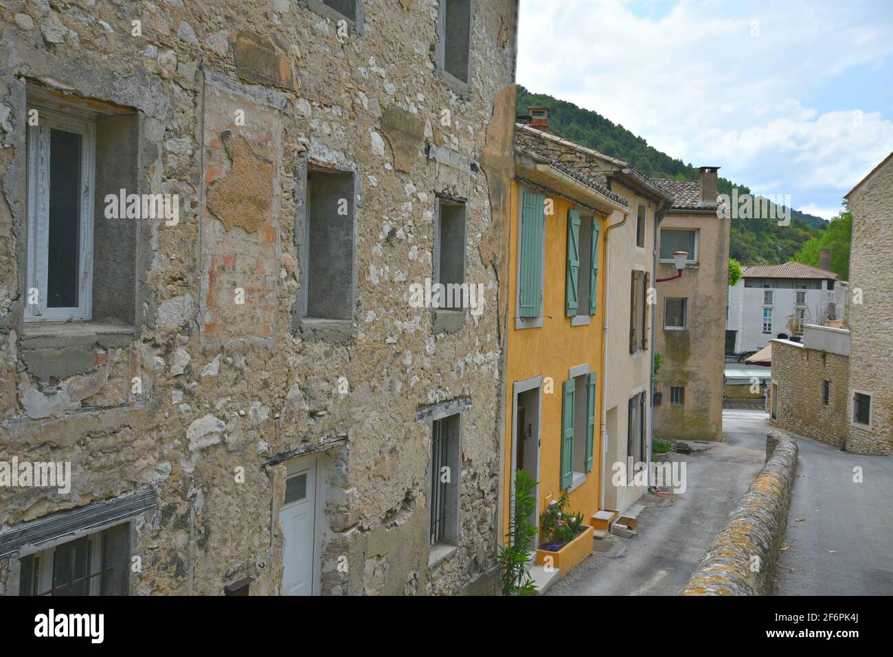 Paesaggio rurale con architettura in stile Provençal nel pittoresco villaggio di Fontaine-de-Vaucluse, Provenza-Alpi-Côte Azzurra, Francia. Foto Stock